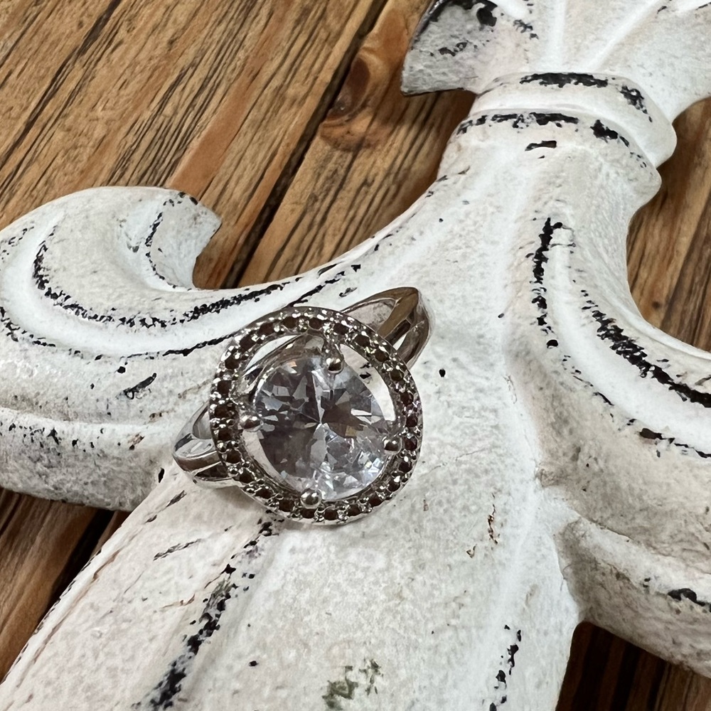 New Faux Diamond Ring - Size 8 - Picture 4 of 7